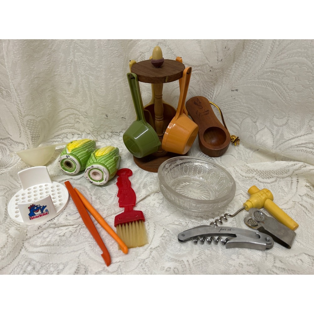 Vintage Kitchen Lot StarKist Tuna Corn S&P Shakers Measuring Cups Retro Kitschy - Picture 5 of 6